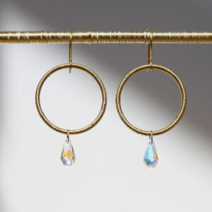 Mosiężne złote kolczyki Mahi z kryształami