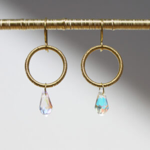 Mosiężne złote kolczyki Nidhi z kryształami