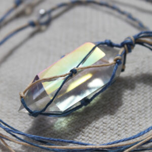 Naszyjnik lniany Aaravi z kryształem górskim aurycznym