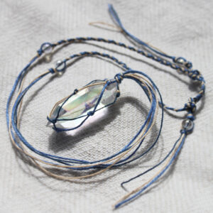 Naszyjnik lniany Aaravi z kryształem górskim aurycznym