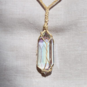 Naszyjnik lniany Hari z kryształem górskim aurycznym