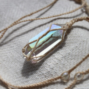 Naszyjnik lniany Hari z kryształem górskim aurycznym