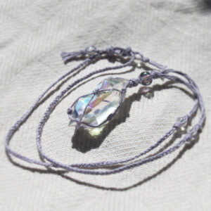 Naszyjnik lniany Jai z kryształem górskim aurycznym