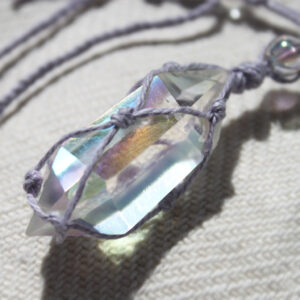 Naszyjnik lniany Jai z kryształem górskim aurycznym