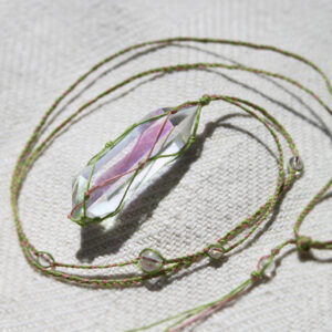 Naszyjnik lniany Kanti z kryształem górskim aurycznym