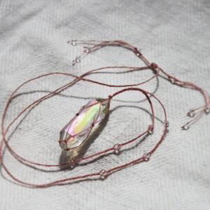 Naszyjnik lniany Mirai z kryształem górskim aurycznym