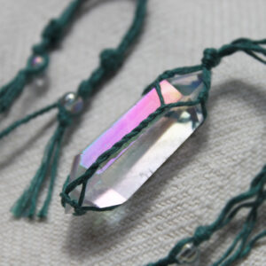 Naszyjnik lniany Urmi z kryształem górskim aurycznym