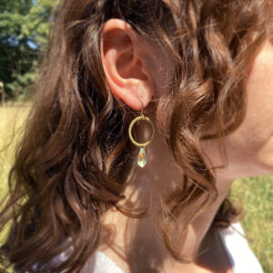 Mosiężne złote kolczyki Nidhi z kryształami