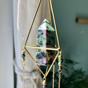 Łapacz słońca Oviya z zoisytem z rubinem